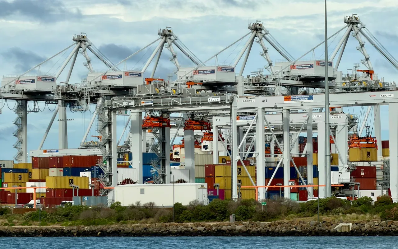Joining berth, yard and gate into one flow for a container terminal